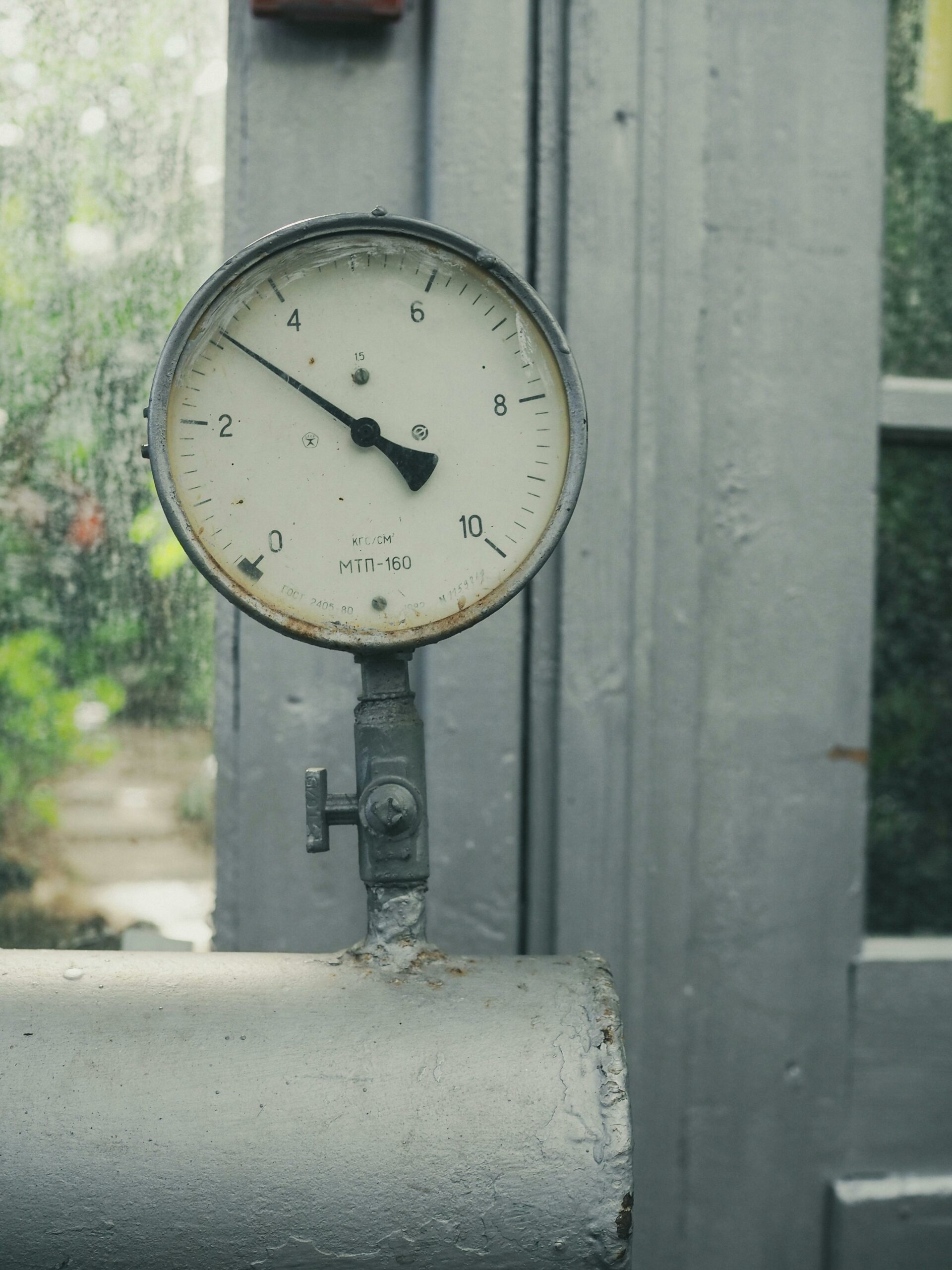 A propane gauge on a propane tank